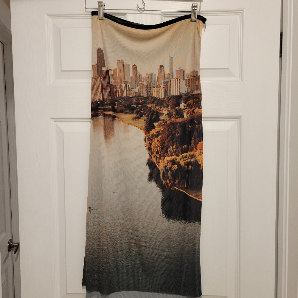 BNWT Meshy Skirt with Cityscape - size Small